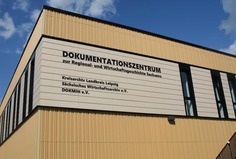 <p><strong>Das neue Dokumentationszentrum in der Lobst&auml;dter Stra&szlig;e 36a in Borna.</strong> Nach rund zweieinhalb Jahren Bauzeit wurde der Neubau am 1. September 2026 offiziell er&ouml;ffnet. Hier finden k&uuml;nftig das Kreisarchiv des Landkreises Leipzig, das S&auml;chsische Wirtschaftsarchiv und der F&ouml;rderverein DOKMitt eine gemeinsame Wirkungsst&auml;tte.</p>
