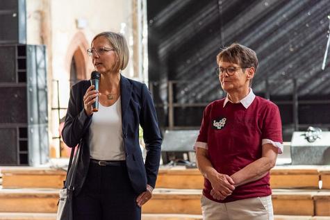 <p>Die Zweite Beigeordnete des Landkreises Leipzig, Ines L&uuml;pfert, und die Behindertenbeauftragte des Landkreises Leipzig, Anne Funke-Gradulewski, beim Inklusionsfest in der Klosterkirche Grimma.</p>