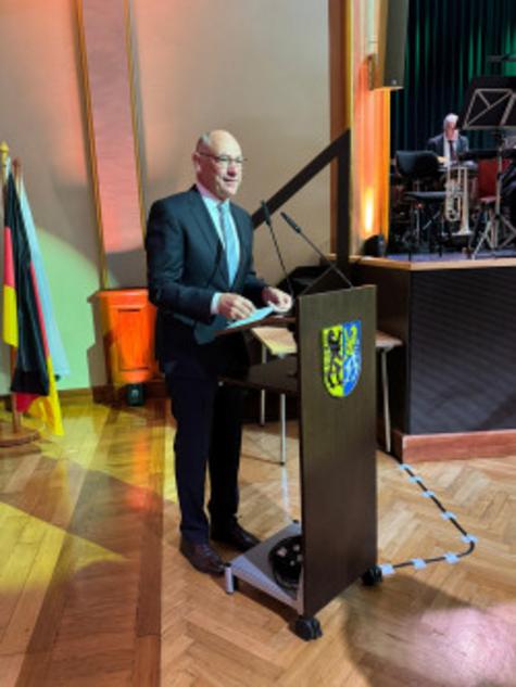 Lothar W&ouml;lfle erinnerte als Festredner an die Herausforderungen der Wiedervereinigung und warb f&uuml;r mehr gegenseitiges Verst&auml;ndnis zwischen Ost und West.