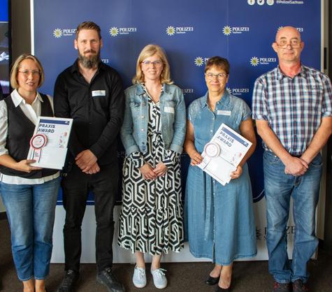 <p>Starke Partner bei der Berufsorientierung: Die Paul-Guenther-Oberschule Geithain und die Oberschule Kitzscher wurden als &bdquo;Best Practice 2026&ldquo; ausgezeichnet. Sie &uuml;berzeugten mit kontinuierlich hoher Beteiligung, deutlichem Teilnehmerzuwachs und langj&auml;hrigem Engagement f&uuml;r &bdquo;SCHAU REIN!&ldquo;. Im Bild von links: Constanze Kahdemann und Schulleiter Danny R&ouml;wer (Oberschule Kitzscher), Romy Kuschniak (Agentur f&uuml;r Arbeit, Berufsberaterin) und Ramona Pinder und Udo Berger (Paul-Guenther-Oberschule Geithain). Die Rudolf-Hildebrand-Schule Markkleeberg war bei der &Uuml;bergabe nicht pers&ouml;nlich vertreten, bekommt die Auszeichnung nat&uuml;rlich trotzdem.&amp;nbsp;</p>