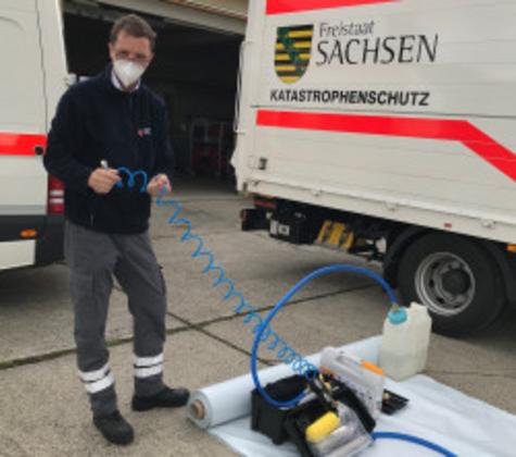 Christian Kretzschmar engagiert sich mit Herzblut ehrenamtlich f&uuml;r den Katastrophenschutz im Landkreis Leipzig. Die richtige Handhabung der neuen Desinfektionsger&auml;te gibt er an seine Mitstreiter weiter.