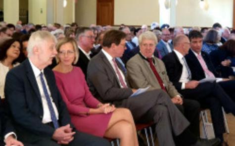 Karsten Sch&uuml;tze, B&uuml;rgermeister von Markkleeberg, Ines L&uuml;pfert, Zweite Beigeordnete des Landkreises Leipzig, Georg-Ludwig von Breitenbuch, S&auml;chsischer Minister f&uuml;r Umwelt und Landwirtschaft, Gerald Lehne, Erster Beigeordneter des Landkreises Leipzig, Lothar W&ouml;lfle, ehemaliger Landrat des Bodenseekreises, und Landrat Henry Graichen im Gro&szlig;en Lindensaal anl&auml;sslich des Tags der Deutschen Einheit 2025.