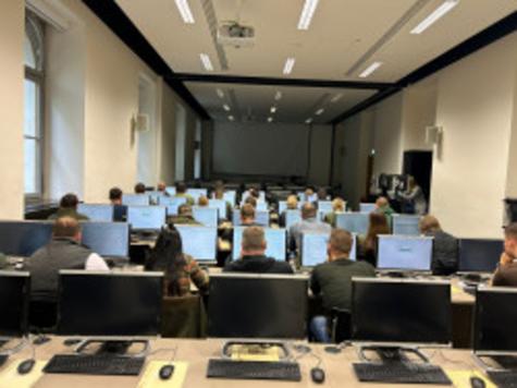 3.	Hier sitzen die Pr&uuml;flinge &uuml;ber dem theoretischen in der Albertina in Leipzig.