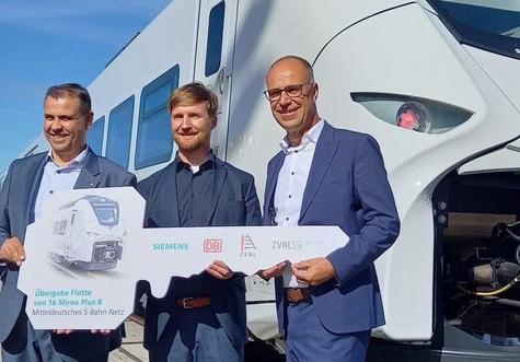 <p>Symbolische &Uuml;bergabe der 16 neuen Z&uuml;ge: Thomas Graetz, Head of Commuter and Regional Trains bei Siemens Mobility (rechts), &uuml;bergibt die Fahrzeuge an Jens Wolff, Gesch&auml;ftsf&uuml;hrer des ZVNL und der ZVNL Schienenfahrzeug GmbH, sowie Frank Bretzger, Leiter Vertragsmanagement und Marktentwicklung bei DB Regio AG (v. r. n. l.).</p>