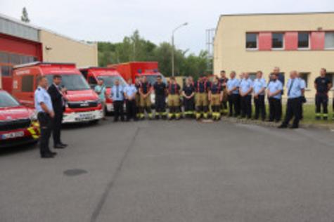 Gemeinsamer Moment bei der &Uuml;bergabe am Feuerwehrtechnischen Zentrum Borna: Landrat Henry Graichen bedankt sich bei den Einsatzkr&auml;ften f&uuml;r ihr Engagement.