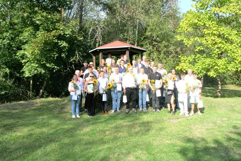 <p>Geschafft! Die Absolventinnen und Absolventen der land- und hauswirtschaftlichen Berufe nach der feierlichen Zeugnis&uuml;bergabe im Haus Grillensee in Naunhof &ndash; gemeinsam mit ihren Wegbegleitern und Wegbegleiterinnen aus Ausbildung, Berufsverb&auml;nden und Landkreis.</p>