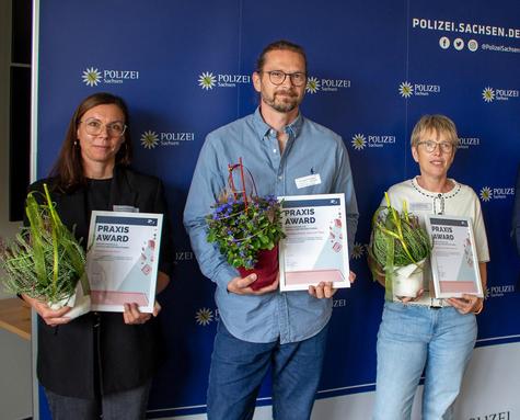 <p>Schulen der ersten Stunde: Die Dinter-Oberschule Borna, die Sophienschule Colditz und die Oberschule &bdquo;Fr&eacute;d&eacute;ric Joliot-Curie&ldquo; Pegau begleiten &bdquo;SCHAU REIN!&ldquo; seit den Anf&auml;ngen und wurden f&uuml;r ihr langj&auml;hriges Engagement als &bdquo;Schule der ersten Stunde&ldquo; ausgezeichnet. Im Bild von links: Doreen Snicinski, Schulleiterin der Dinter-Oberschule Borna, Christian Hofmann (Oberschule &bdquo;Fr&eacute;d&eacute;ric Joliot-Curie&ldquo; Pegau) und Monika Guhlmann (Sophienschule Colditz).&amp;nbsp;</p>