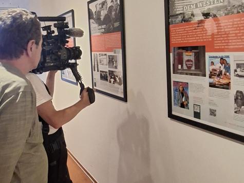 <p>Auch ein Filmteam des WDR f&uuml;r die Sendung Frau TV begleitete die Ausstellungser&ouml;ffnung und hielt Eindr&uuml;cke, Gespr&auml;che und Stimmen rund um &bdquo;Frauen im geteilten Deutschland&ldquo; fest. Der Beitrag wird am 10. September ausgestrahlt und danach auch online zu sehen sein.&amp;nbsp;</p>