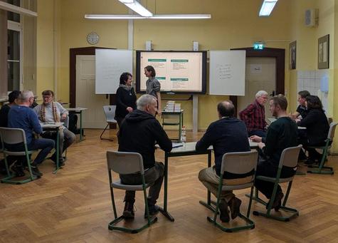 <p>Bereits bei einer der vorausgegangenen Informations- und Dialogveranstaltungen im M&auml;rz in Borna brachten B&uuml;rgerinnen und B&uuml;rger ihre Fragen, Erfahrungen und Ideen ein.</p>