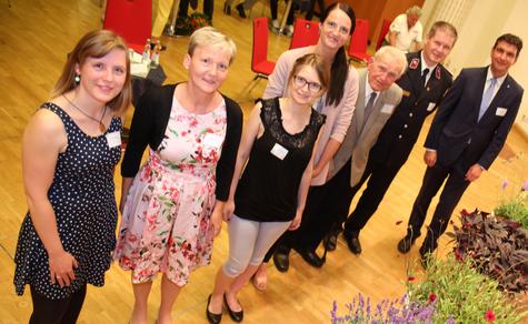 Die Preistr&auml;ger Diana Bergmann, Katrin Juhrich, Miriam Ro&szlig;a, Mandy F&auml;ustel, Gerold A&egrave; und Ingolf Szech (v.l.) mit Landrat Henry Graichen. Diana Bergmann ist Initiatorin und Leiterin der Fairtrade-Steuerungsgruppe in Markkleeberg, Gemeinsam mit ihren Mitstreitern konnte sie 2015 den Titel "Fairtrade Stadt" nach Markleeberg hohlen. Katrin Juhrich aus Colditz ist in vielen Bereichen ehrenamtlich t&auml;tig: u.a. ist sie stellvertretende B&uuml;rgermeisterin, aktives Mitglied der Feuerwehr und engagiert sich als Tanzlehrerin, Elternsprecherin sowie als Mitorganisatorin des Sch&ouml;nbacher Stra&szlig;enlaufs. Miriam Ro&szlig;a geh&ouml;rt zu den Gr&uuml;ndungsmitgliedern des Jugendforum R&ouml;tha. Sie engagiert sich mit Leidenschaft daf&uuml;r, dass junge Menschen sprechen und geh&ouml;rt werden. Mandy F&auml;ustel leitet seit zehn Jahren die Tanzsportgruppe L&ouml;bst&auml;dt. F&uuml;r Ihre Eigeninitiative, den Kindern mit viel Freude das Tanzenbeizubringen, wurde sie ausgezeichnet. Gerold A&egrave; wurde f&uuml;r sein Lebenswerk, dem Heimatmuseum Gro&szlig;zschepa, gew&uuml;rdigt. Ingolf Szech wurde f&uuml;r sein Engagement als Kreisjugendwart und als Jugendwart der Freiwilligen Feuerwehr Borna ausgezeichnet.