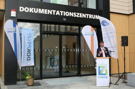<p><strong>Landrat Henry Graichen er&ouml;ffnet das neue Dokumentationszentrum in Borna.</strong> In seiner Ansprache w&uuml;rdigte er das Haus als wichtigen Ort, um die Geschichte des Landkreises und der Region dauerhaft zu bewahren und zugleich f&uuml;r Wissenschaft, Heimat- und Familienforschung sowie die interessierte &Ouml;ffentlichkeit zug&auml;nglich zu machen.</p>