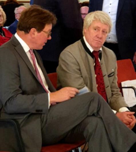 Im Gespr&auml;ch: Gerald Lehne, Erster Beigeordneter des Landkreises Leipzig, und Georg-Ludwig von Breitenbuch, s&auml;chsischer Minister f&uuml;r Umwelt und Landwirtschaft, tauschen sich beim Festkonzert zum Tag der Deutschen Einheit aus
