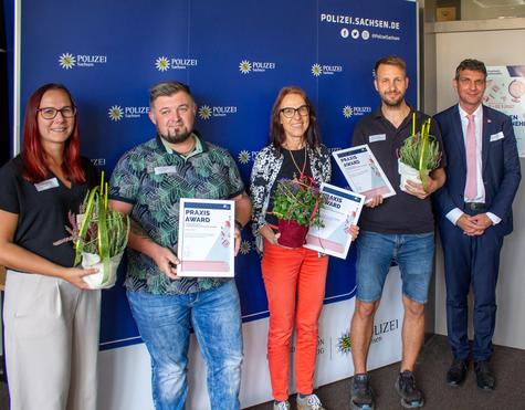<p>Unternehmen der ersten Stunde<strong>:</strong> Seit den Anf&auml;ngen von &bdquo;SCHAU REIN!&ldquo; engagieren sich die HOLL GmbH, die anona GmbH und die Backhaus Hennig GmbH f&uuml;r die Berufsorientierung junger Menschen. Daf&uuml;r wurden sie als &bdquo;Unternehmen der ersten Stunde&ldquo; geehrt. Im Bild von links: Mareike Hoffmann und Rainer Ahnert (anona GmbH), Ines Rathmann (HOLL GmbH) und Martin Hennig (Backhaus Hennig GmbH) sowie Landrat Henry Graichen.</p>