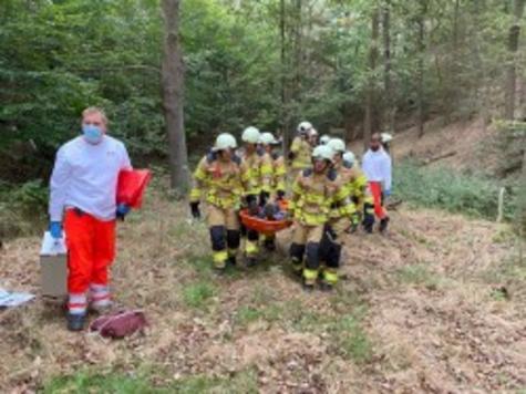 Bergung eines Verletzten - &Uuml;bung im Th&uuml;mmlitzwald