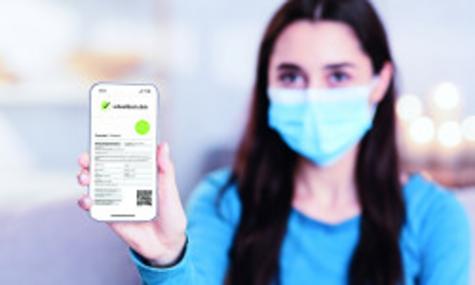Der Nachweis eines Negativ-Schnelltests erfolgt digital auf dem Smartphone. Alternativ kann der Nachweis auch analog als Ausdruck vorgezeigt werden