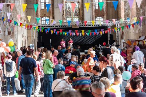 <p>Zahlreiche G&auml;ste nutzten das Inklusionsfest in der Klosterkirche Grimma f&uuml;r Begegnungen und gemeinsamen Austausch.</p>