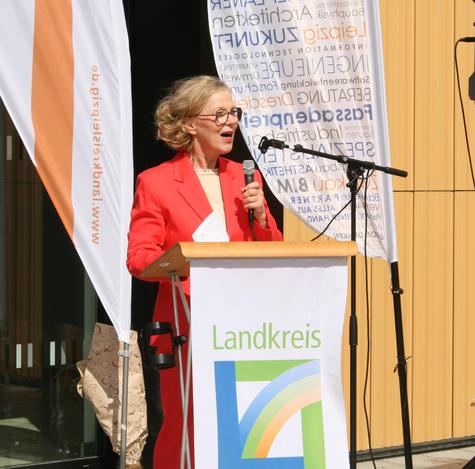 <p>Die S&auml;chsische Staatsministerin Regina Kraushaar bei der Er&ouml;ffnung des neuen Dokumentationszentrums in Borna. Sie unterstrich die Bedeutung des Hauses f&uuml;r den Strukturwandel im Mitteldeutschen Revier: Das Wissen um die eigene Geschichte st&auml;rke die Identit&auml;t einer Region und schaffe wichtige Grundlagen f&uuml;r ihre Zukunft.</p>