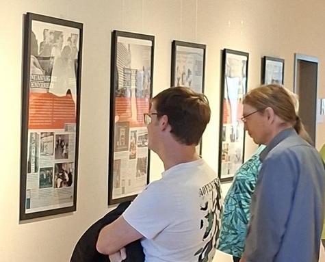 <p>Die Besucherinnen und Besucher nutzten die Ausstellungser&ouml;ffnung, um sich &uuml;ber die unterschiedlichen Lebenswirklichkeiten von Frauen in Ost und West zu informieren und miteinander ins Gespr&auml;ch zu kommen.</p>