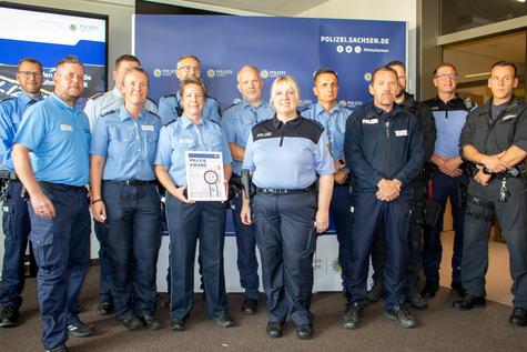 <p>Polizeiarbeit zum Ausprobieren: Das Polizeirevier Borna wurde f&uuml;r sein besonders praxisnahes Angebot bei &bdquo;SCHAU REIN!&ldquo; als &bdquo;Best Practice 2026&ldquo; ausgezeichnet. hier konnten die Jugendlichen unter anderem Tatorte untersuchen, Spuren sichern und realit&auml;tsnahe Eins&auml;tze erleben.</p>