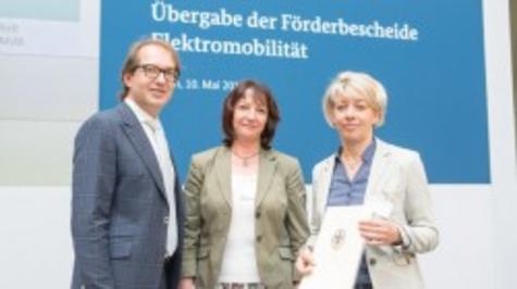 Bundesminister Alexander Dobrindt, Amtsleiterin Gesine Sommer und Isabella Pei&szlig;ker (Amt f&uuml;r Kreisentwicklung des Landkreis Leipzig)