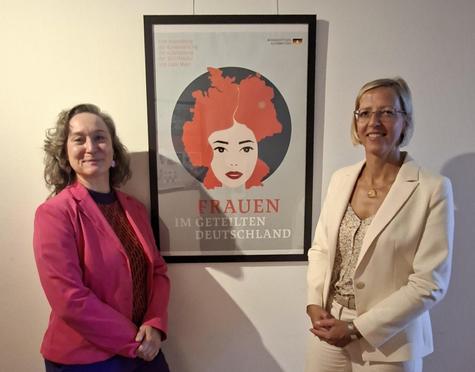 <p>Konstanze Morgenroth, Gleichstellungsbeauftragte des Landkreises Leipzig (rechts), und Ines L&uuml;pfert, 2. Beigeordnete des Landkreises, bei der Er&ouml;ffnung der Ausstellung &bdquo;Frauen im geteilten Deutschland&ldquo;.</p>